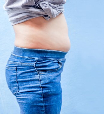 Yandan bakınca, şişman kadın belden aşağı şişmanlıyor, şişman kadın kilolu.