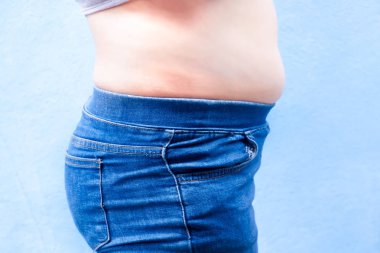 Yan bakışta, şişman kadın belinde fazla yağ olduğunu gösteriyor, şişman kadın kilolu.