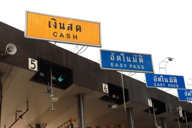 Otoyol gişesi işaretleri, otoyoldaki geçiş ücreti, ekspres yolu kullanmak için ücret, Tayland 'daki Tollway kapısı..