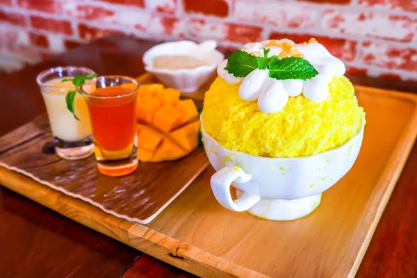 Bingsu (κορεάτικο επιδόρπιο στυλ) δροσιστικό επιδόρπιο σερβίρεται με μάνγκο φρούτα κολλώδες ρύζι, παγωτό και ζαχαρούχο συμπυκνωμένο γάλα στο ξύλινο πιάτο — Φωτογραφία Αρχείου