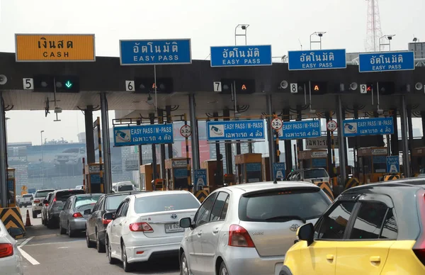 Bangkok, Tajlandia - 07 czerwca 2019: Autostrada płatna, Samochody przy bramie płatnej na autostradzie, Opłata za korzystanie z trasy ekspresowej, Brama płatna w Tajlandii. — Zdjęcie stockowe