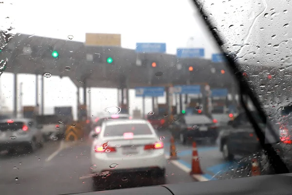 Frontansicht beim Autofahren mit Scheibenwischern bei Regen auf der Autobahn-Mautstelle. — Stockfoto