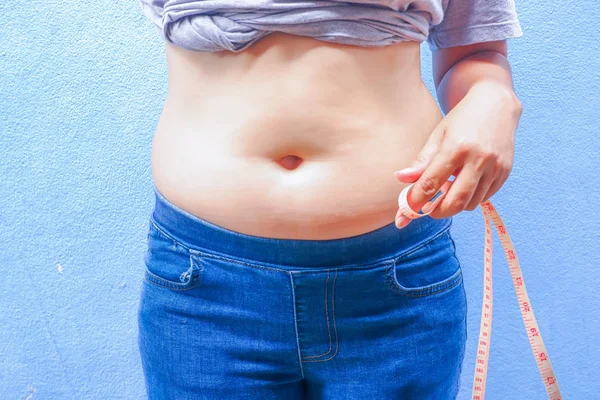 Kövér nő kezében mérőszalag derekát Jogdíjmentes Stock Képek