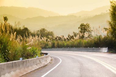 Dağ ve ormandaki kavis yolunda gün batımı, Tayland 'ın kuzeyinde Nan' ın kır yolu.