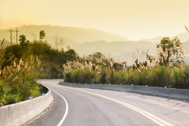 Dağ ve ormandaki kavis yolunda gün batımı, Tayland 'ın kuzeyinde Nan' ın kır yolu.