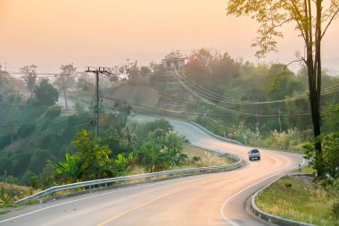 Dağ ve ormandaki kavis yolunda gün batımı, Tayland 'ın kuzeyinde Nan' ın kır yolu.