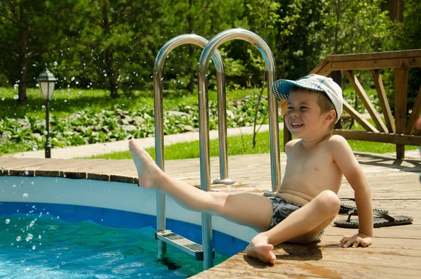 Jongetje geniet zwemmen in het zwembad — Stockfoto