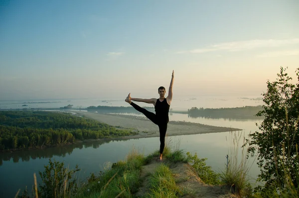 Yoga: Kraft, Harmonie und Ruhe — Stockfoto