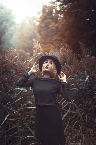 zarif siyah elbiseli çekici kadın