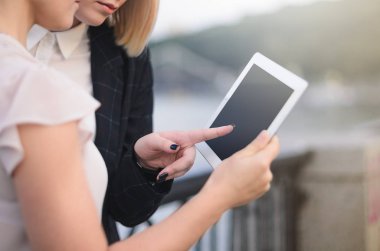 genç kadın tablet bilgisayar kullanarak
