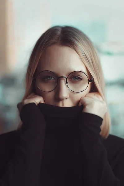 Женщина в очках, смотрящая в камеру — стоковое фото