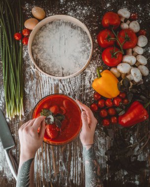 domates yapraklarda koyarak eller yapıştırın