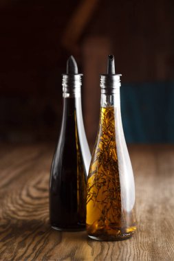 ahşap yüzeyde şişelerde bitkisel Gida