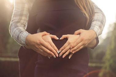 Hamile çift ellerimi kalp şeklinde