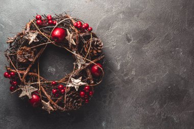 Noel çelenk üstten görünüm taş yüzeyi