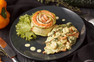 somon ve karides ile sebze makarna closeup görünümü