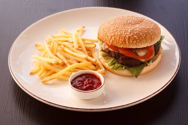 hamburger patates kızartması ve sos ile portre görünümünü plaka üzerinde