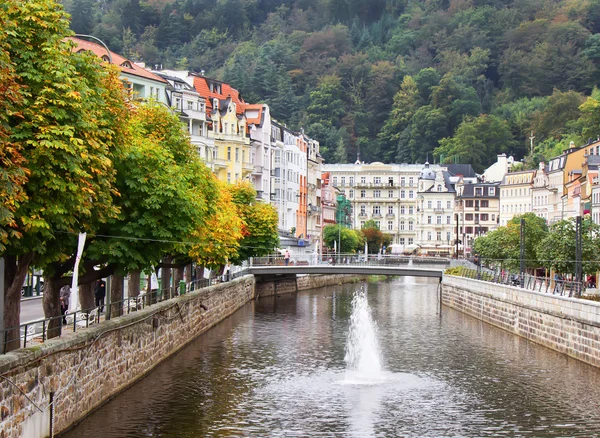 Herfst in Karlovy Vary (Karlsbad), Tsjechië. — Stockfoto