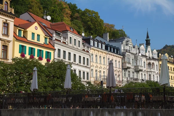 Történelmi épületek és a híd a folyón a Karlovy Tepla — Stock Fotó