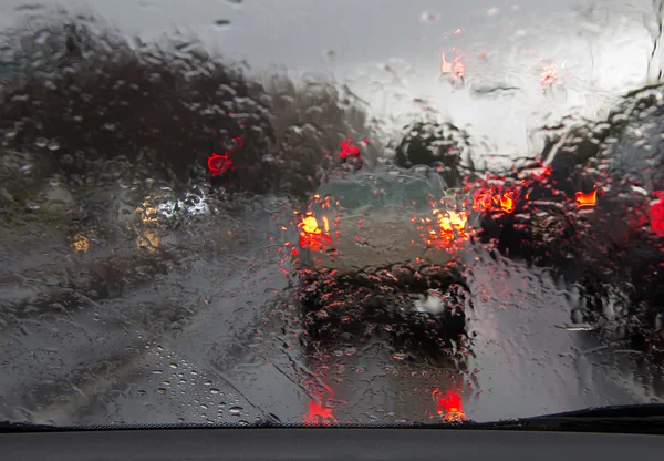 雨の中で運転 — ストック写真