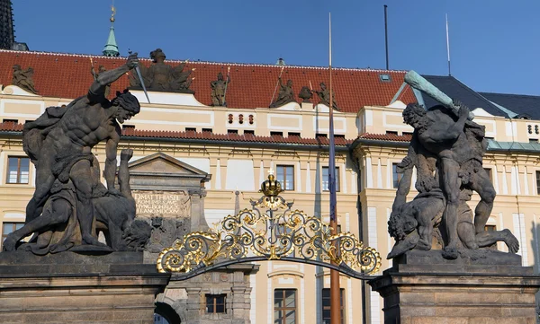 Fighting Giants statues On Prague Castle Gate. Panorama. — Stock fotografie