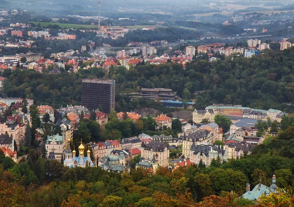 Karlovy Vary (Karlsbad) uitzicht van bovenaf (vanaf Diana toren) — Stockfoto