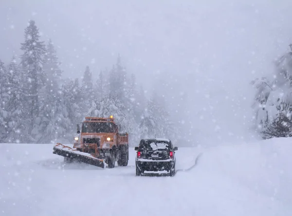 Winterstraße. Starker Schneefall. — Stockfoto