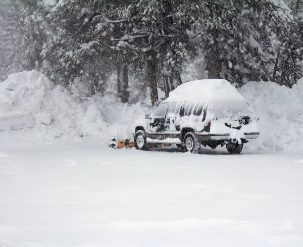 Starker Schneefall. Auto unter Schnee. — Stockfoto