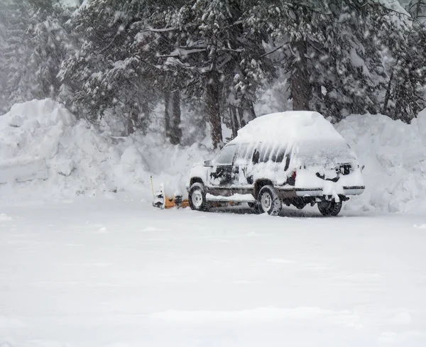 Nieve pesada. Coche bajo la nieve . — Foto de Stock