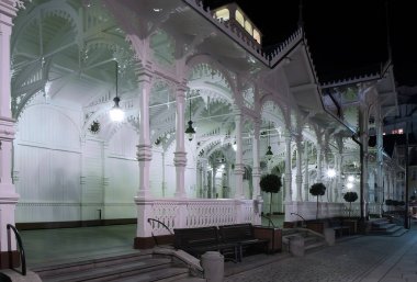 Tarihi çarşı Colonnade geceleri. Karlovy Vary, Çek Repub