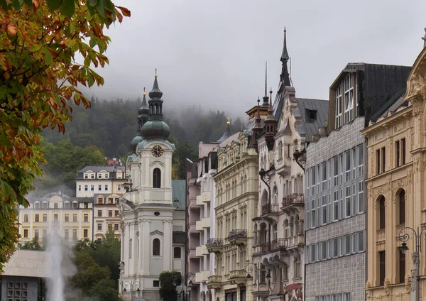 Herfst straat in Karlovy Vary (Karlsbad), Tsjechië. — Stockfoto