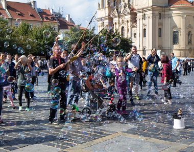 İnsanlar eski şehir Meydanı, Prag sabun köpüğü ile eğleniyor, 