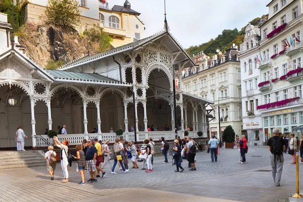 İnsanlara yakın Pazar Colonnade Karlovy Vary (Karlsbad), Çek — Stok fotoğraf