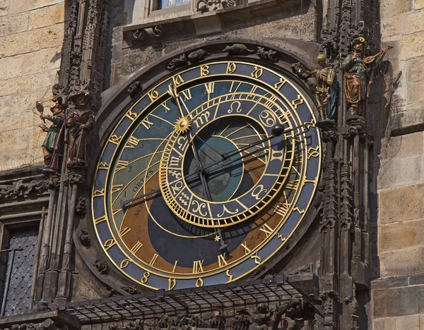 Středověký orloj na radnici starého města — Stock fotografie