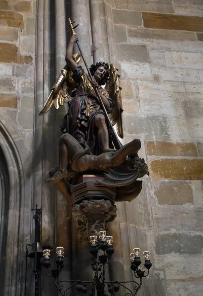 Sint-Vituskathedraal, Praag. Sculptuur St. Michael doden de D — Stockfoto