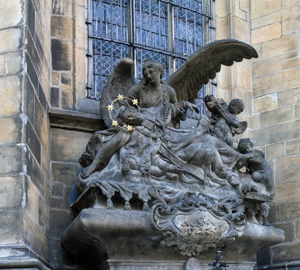 Standbeeld van Johannes van Nepomuk op Sint-Vituskathedraal in Praag. — Stockfoto