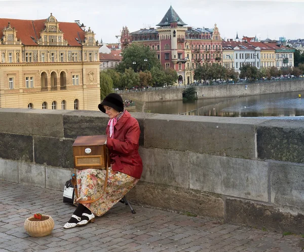 Женщина с уличным органом на Карлов мост в Праге . — стоковое фото