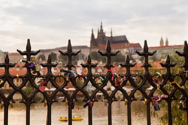 Praga. Blokad miłości z St. Vitus w tle. — Zdjęcie stockowe