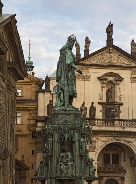 Kral Charles IV Prag Charles Bridge yakınındaki heykeli.