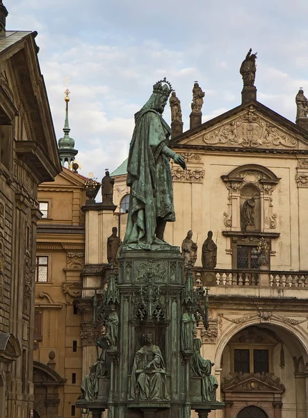 Estatua del rey Carlos IV cerca del Puente de Carlos en Praga . — Foto de Stock