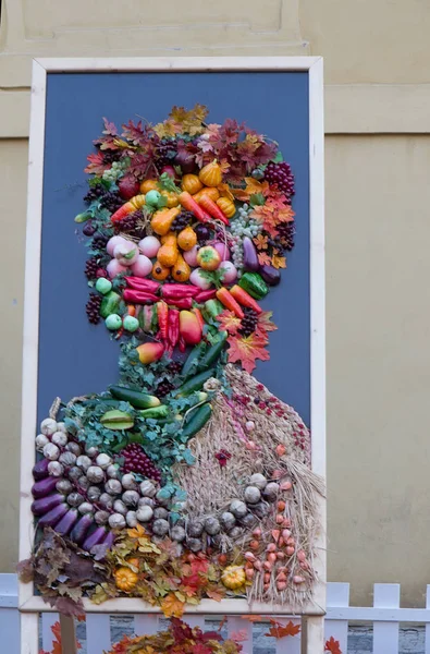 Retrato creativo hecho de verduras, frutas y plantas en Praga —  Fotos de Stock