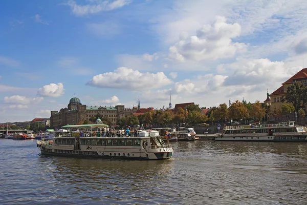 Bateaux sur la rivière Vltava avec des bâtiments historiques en arrière-plan — Photo