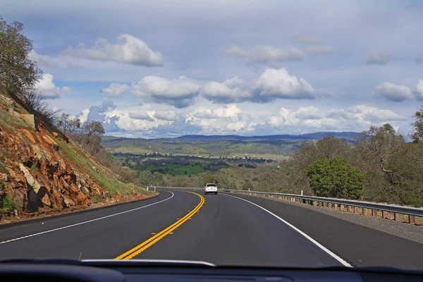 Rijden over de groene heuvels. Californië. — Stockfoto