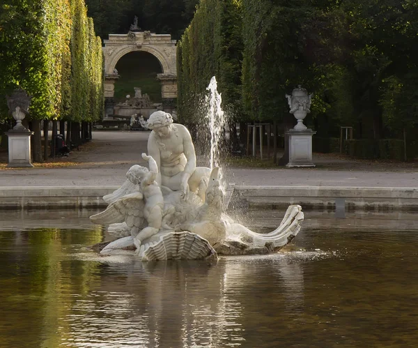 Fonte, Schonbrunn Gardens, Viena — Fotografia de Stock