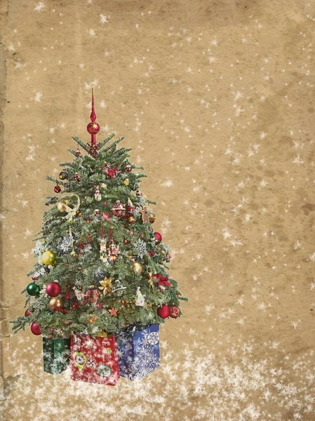 Árbol de Navidad con adornos sobre fondo grunge . — Foto de Stock