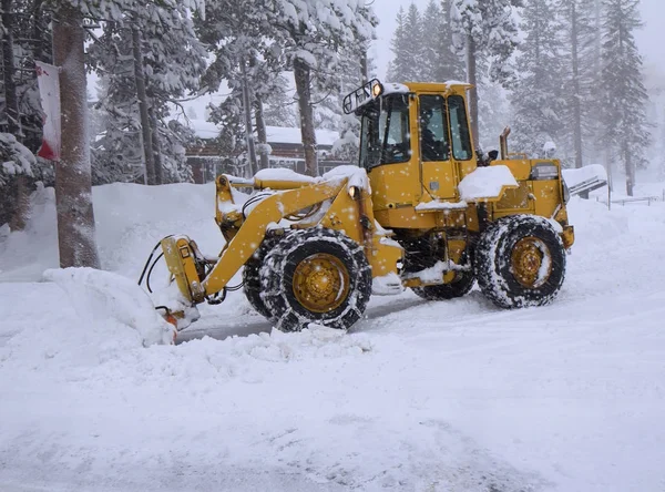 Sneeuw verwijderen voertuig verwijderen van de sneeuw. — Stockfoto