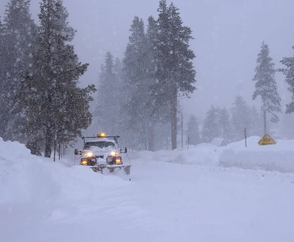 Sneeuw verwijderen voertuig verwijderen van de sneeuw — Stockfoto