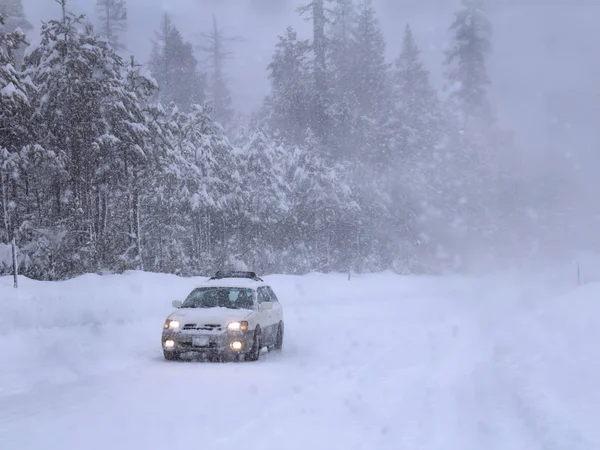 Conducir en tormenta de nieve . — Foto de Stock