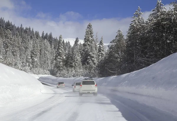 Autofahren im Schnee. Autos auf der verschneiten Straße. — Stockfoto