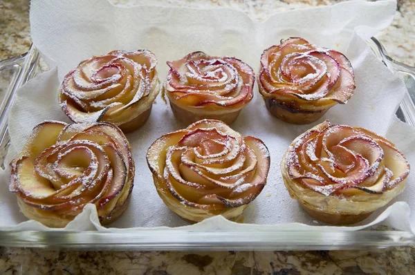 Gebakken appel rozen. Bladerdeeg. — Stockfoto